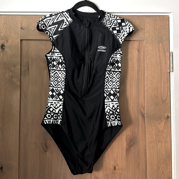 AXESEA Womens 10 Bathing Suit One Piece Swim Short Sleeve Zip front Black/White - Picture 1 of 10